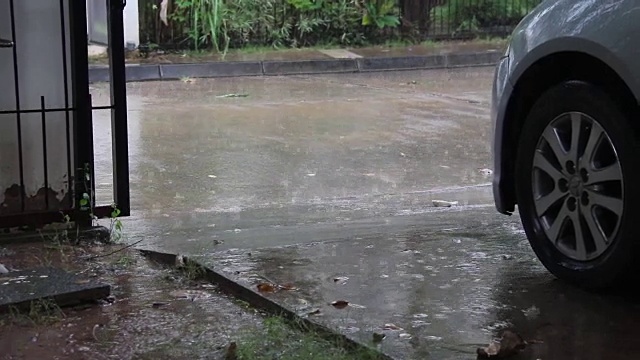 雨落地板附近的汽车视频素材