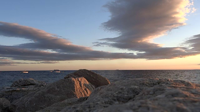 海景日落与巨石在前景。原始视图。视频下载