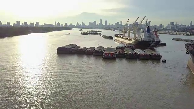航拍船在河上装载货物的船视频素材