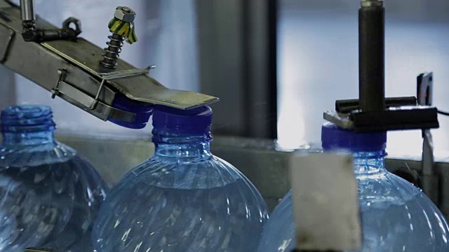 有水的塑料瓶在公司关闭的过程视频下载