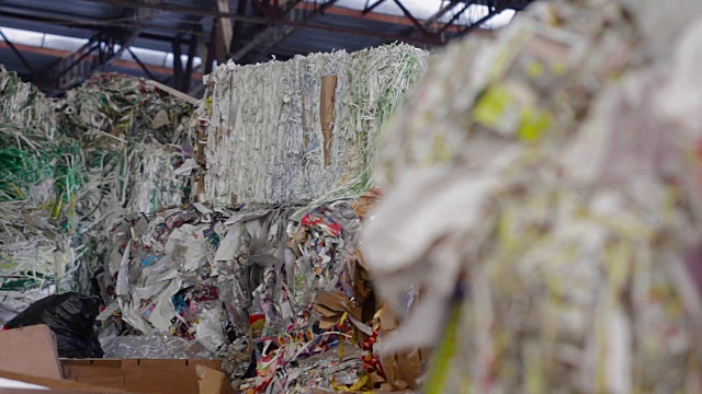 回收纸和纸板的大工厂视频下载
