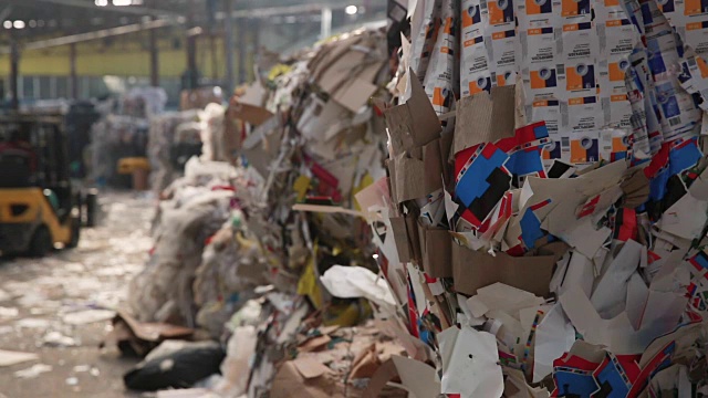 回收纸和纸板的大工厂视频下载