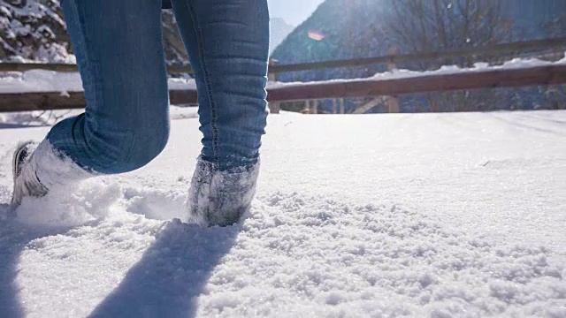 女人冬天在新雪中徒步旅行视频素材