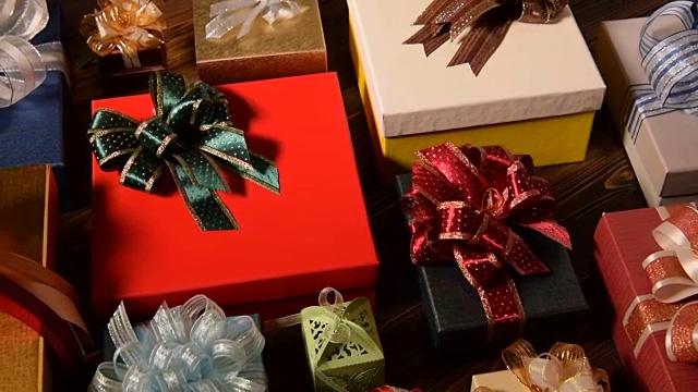 木制背景的圣诞礼物视频下载