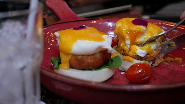 班尼迪克蛋是传统的美国早餐视频素材