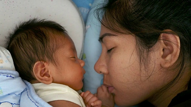 新出生的婴儿和他的母亲视频下载