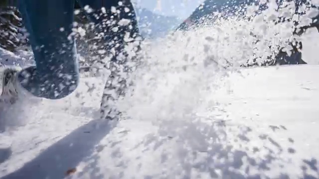 女人在新雪中奔跑视频素材