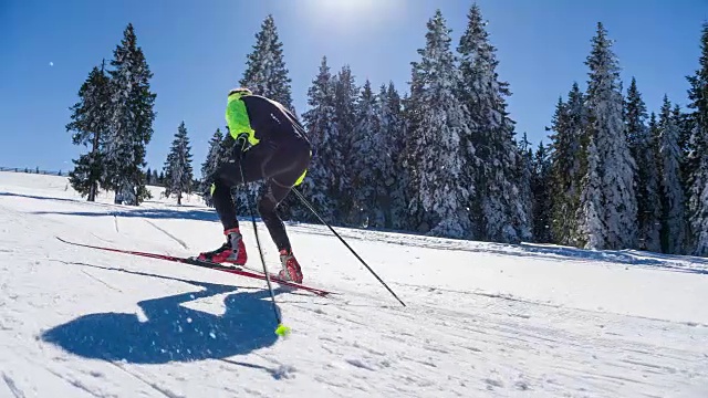 越野滑雪者在山上滑冰视频素材