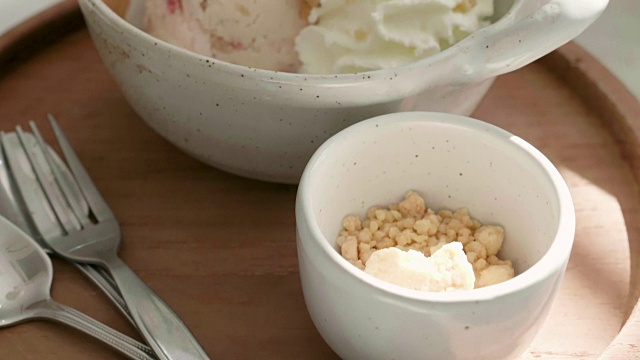 白色大理石桌上自制的草莓冰淇淋视频素材