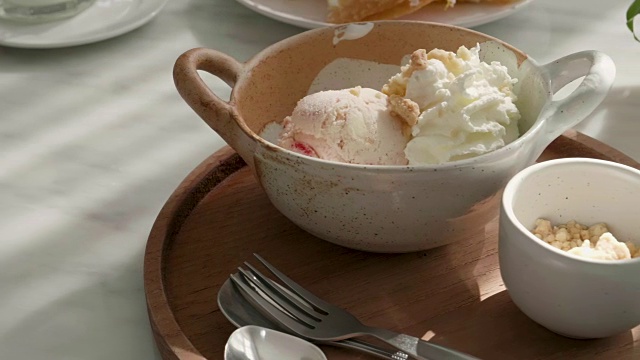 白色大理石桌上自制的草莓冰淇淋视频素材