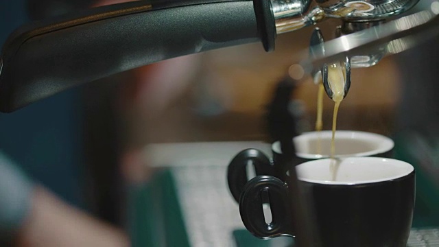 咖啡壶倒咖啡视频素材