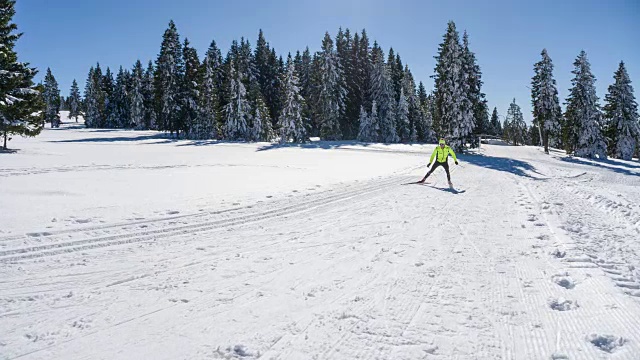 越野滑雪者全功率滑上山滑雪视频素材