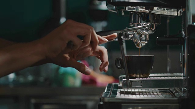 咖啡机倒咖啡视频素材