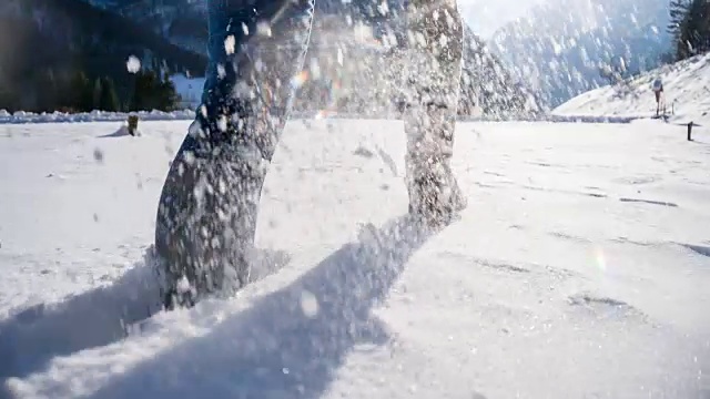 女人在新雪中行走视频素材