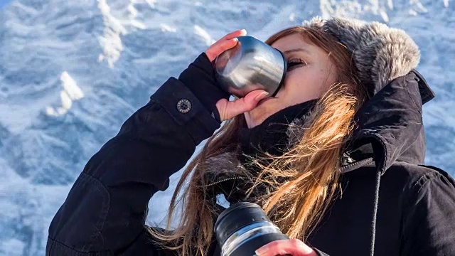 年轻女子用保温瓶喝水视频素材