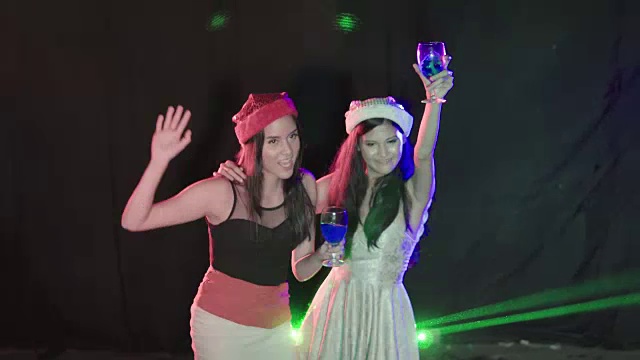 青少年女性朋友在夜总会庆祝视频素材