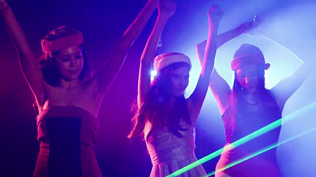 时髦女性群友在夜店庆祝派对视频素材