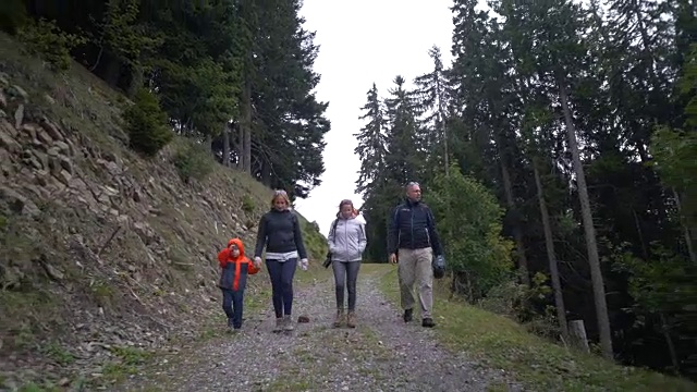 阿尔卑斯山徒步旅行视频素材