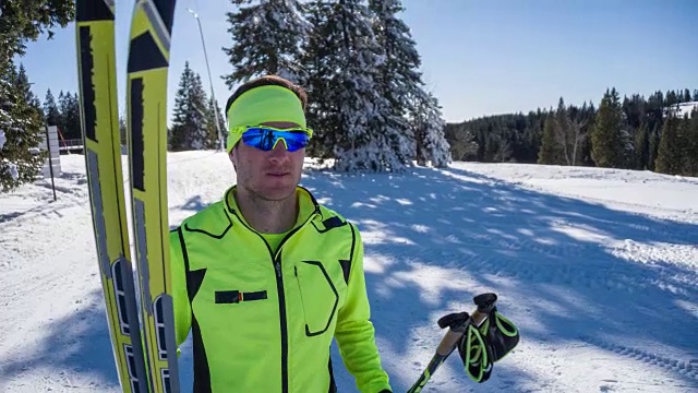 越野滑雪者携带他的运动设备在冬季景观视频素材