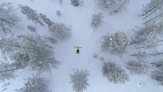空中女孩冬天在雪山上用新雪制作雪角视频素材