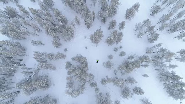 空中的快乐微笑的女孩在雪山的新雪中制作雪角视频素材