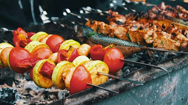 串在烤肉串上的鲜美肉在火盆上炸。用猪肉和蔬菜做成的烤肉串视频素材