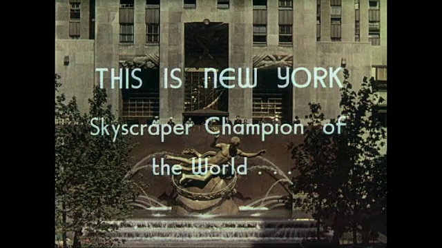 镜头倾斜到纽约洛克菲勒中心大楼的一侧视频素材