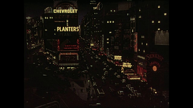 镜头拍摄夜晚时代广场的市容视频下载