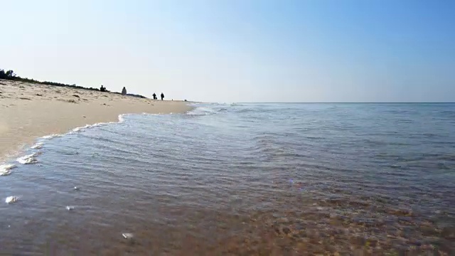 海在低角度拍摄小车拍摄视频素材