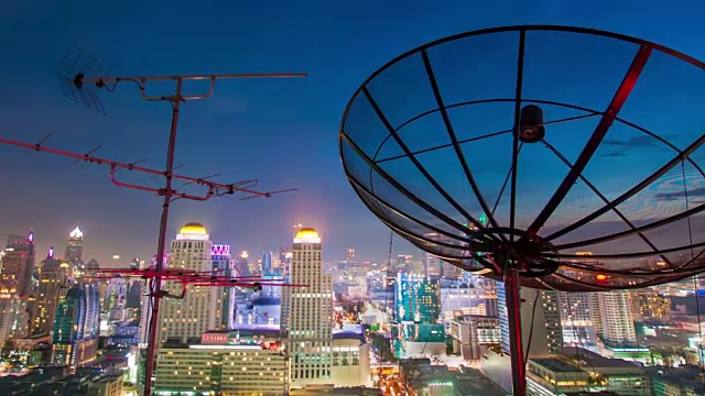 黄昏俯瞰高层建筑的城市商业区全景(泰国曼谷)视频下载