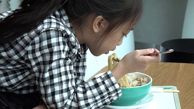 亚洲小女孩吃日本乌冬面视频素材