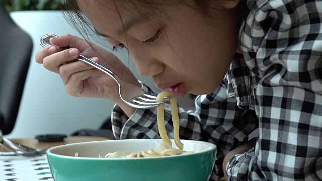 亚洲小女孩吃日本乌冬面视频素材