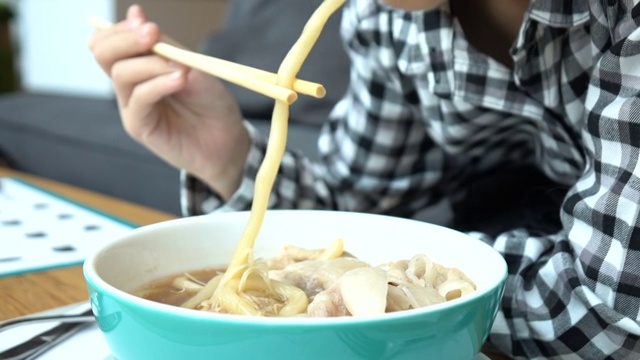 亚洲小女孩吃日本乌冬面，慢动作拍摄视频素材