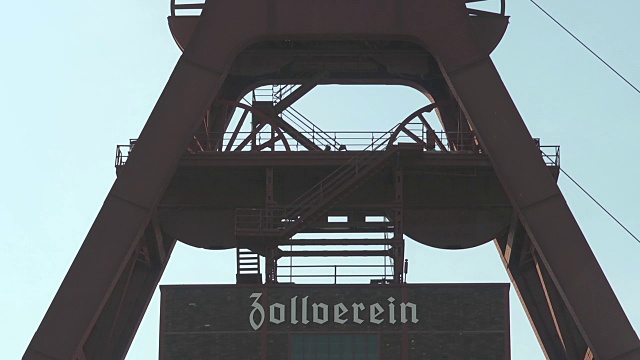 在12号竖井的弯曲塔上写着“verein”视频素材