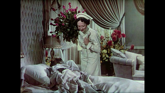 一个痛苦的女人(卡罗尔·伦巴第饰)在她早上的宿醉中呜咽哀号视频下载