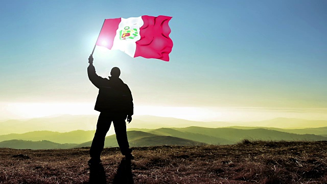 成功剪影男子冠军在山顶上挥舞秘鲁国旗，Cinemagraph循环背景视频下载