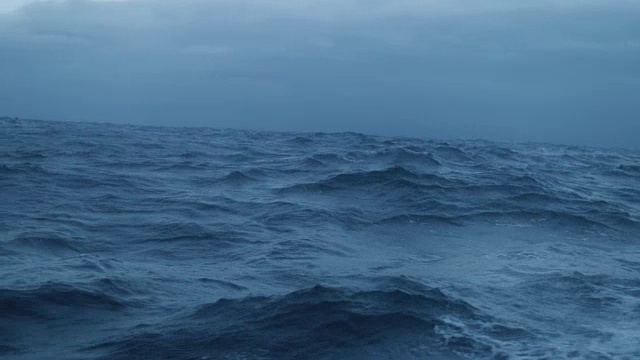 从波涛汹涌的海面上一艘船的舷窗里视频下载