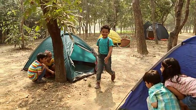 一群男孩和女孩在印度德里的公园里玩捉迷藏游戏视频素材