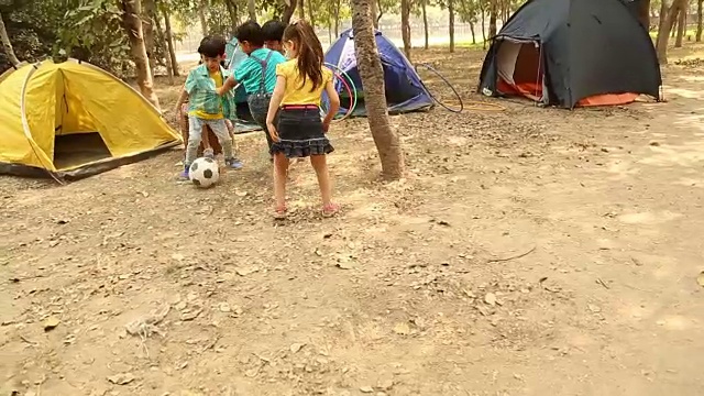 一群男孩和女孩在公园里踢足球，德里，印度视频素材
