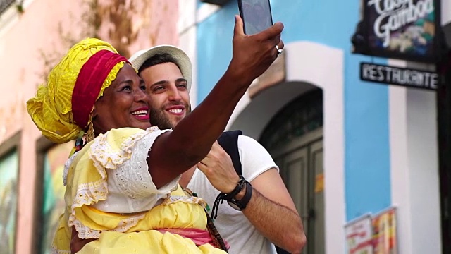 在巴伊亚州的Pelourinho和一名巴西女子自拍视频素材