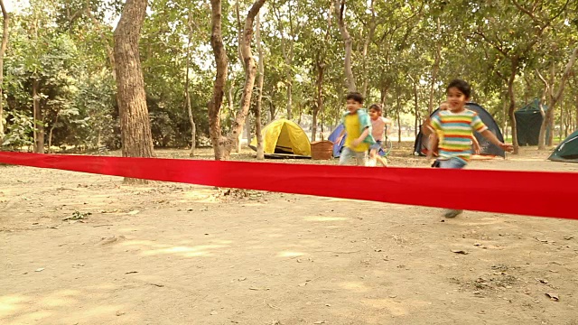一群男孩和女孩玩赛车游戏，德里，印度视频素材