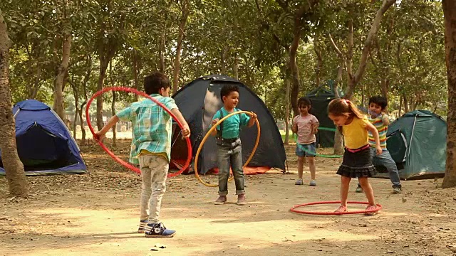 一群男孩和女孩在旋转呼啦圈，德里，印度视频素材