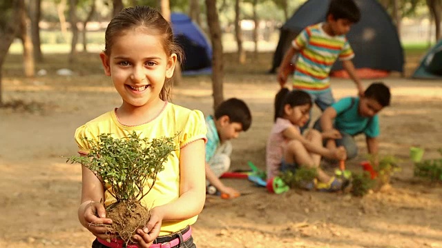 一个园艺女孩的肖像，德里，印度视频素材