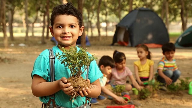 印度德里，一个园艺男孩的肖像视频素材