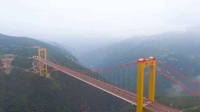 鸟瞰图sspence桥连接之间的山，g徽州，中国视频下载
