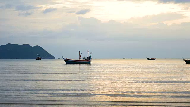 清晨阳光下的海上渔船风景视频素材