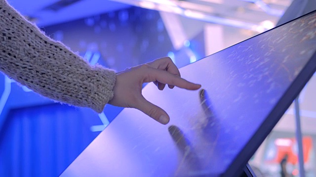 在现代科技展览上使用交互式触摸屏的妇女视频素材