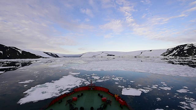 在北极的冰中旅行视频素材