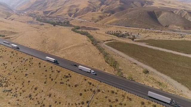 空中半挂卡车在路上行驶视频下载
