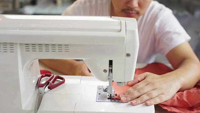 亚洲人用缝纫机做时装。缝纫机工作。手上的选择性焦点视频下载